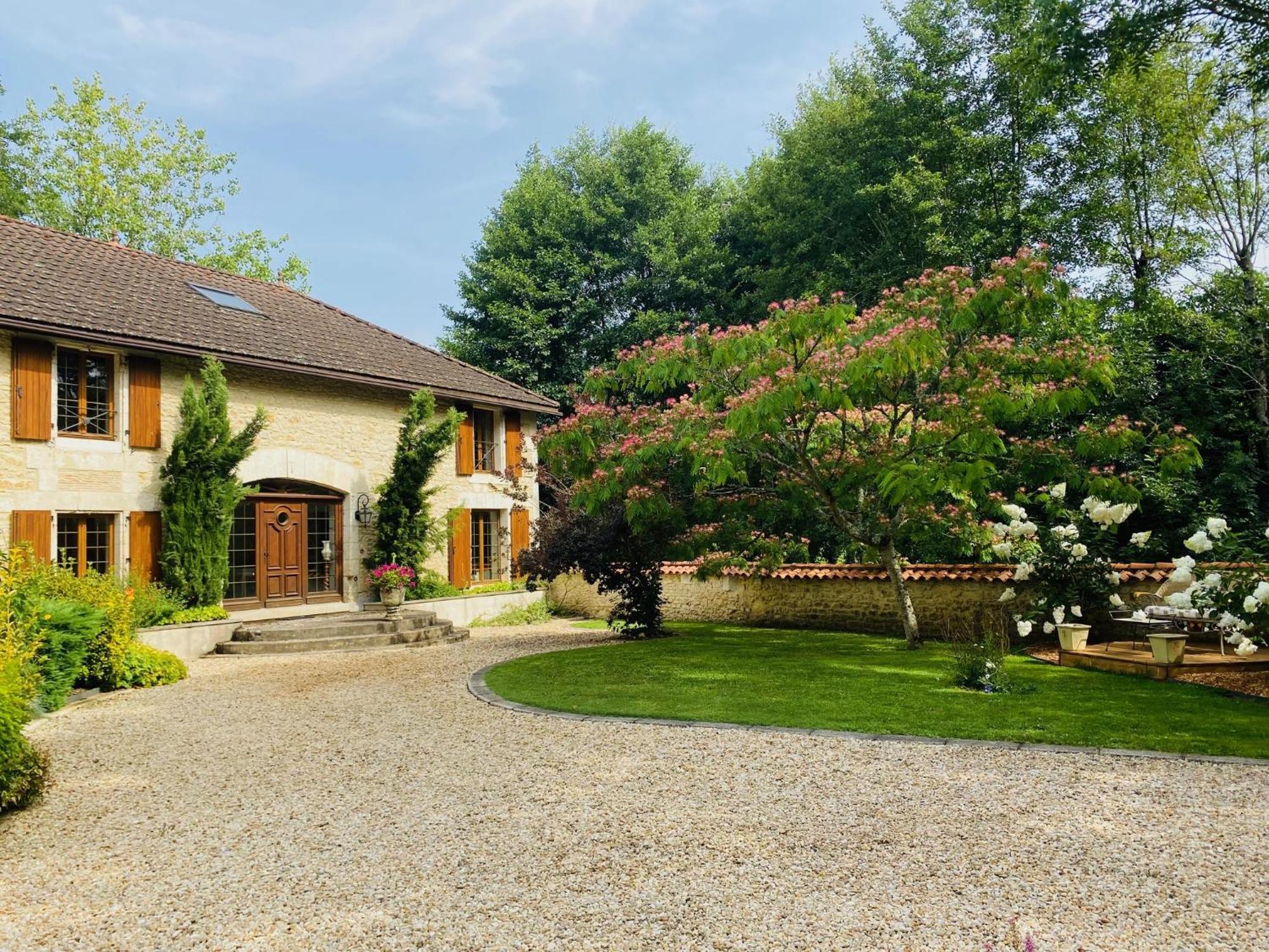 Bed and Breakfast Moulin Du Fontcourt Chasseneuil-sur-Bonnieure Exterior foto